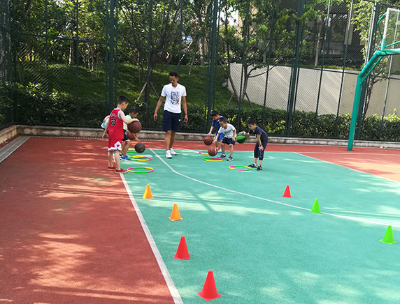 重庆篮球培�训力超体育浅谈打球崴脚如�何处理？